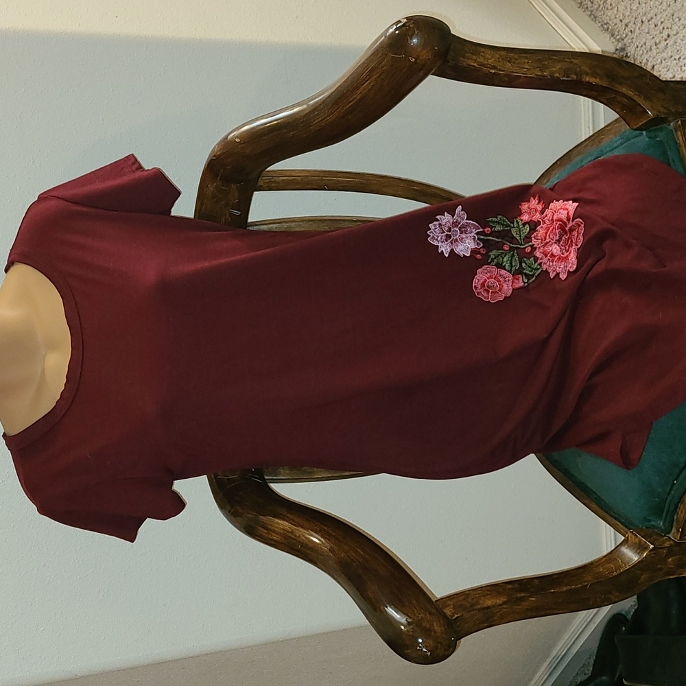 J for Justify t-shirt  dress burgundy with Floral applique size L
